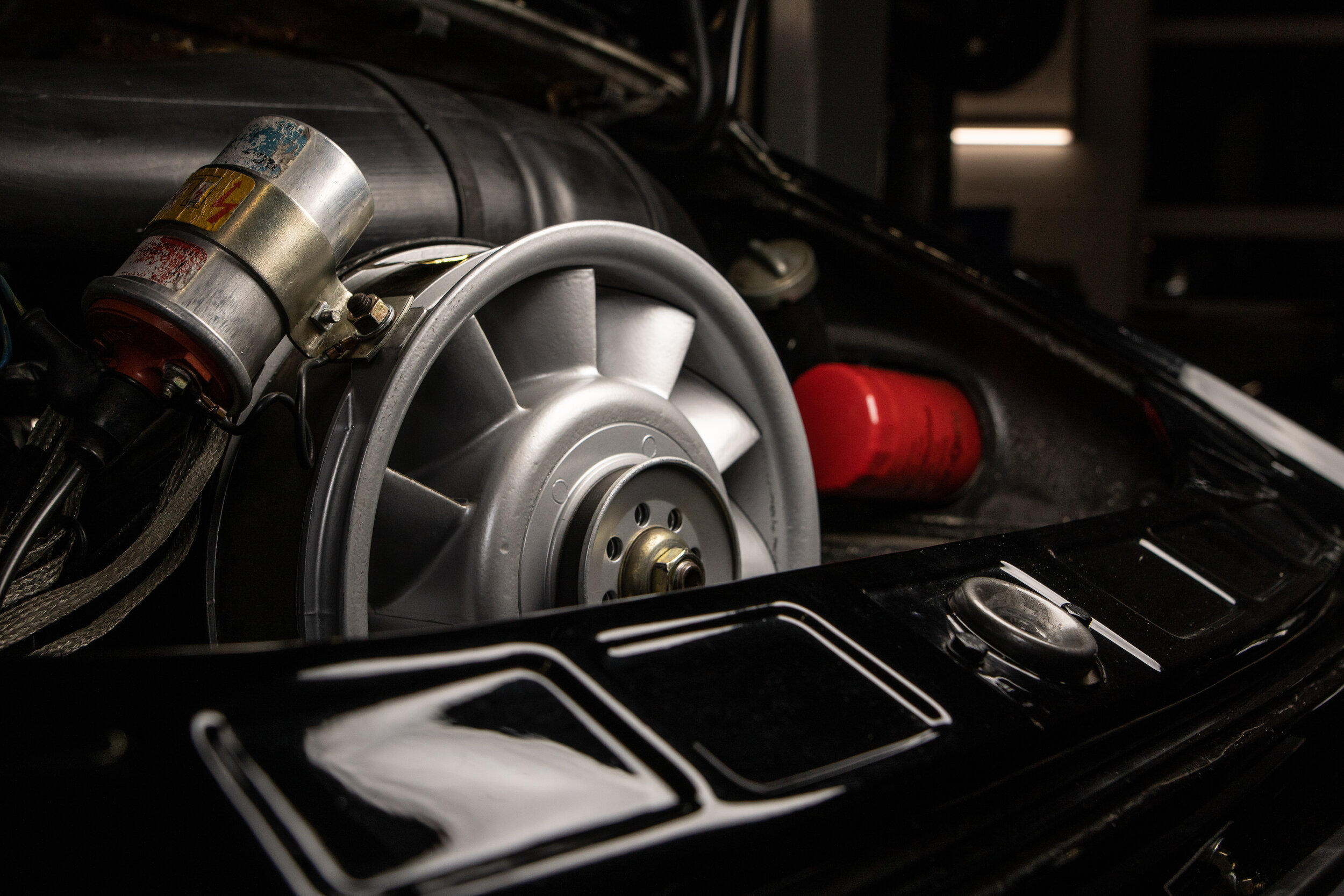 Motorraum eines luftgekühlten Porsche 911 mit Lüfterrad und Zündspule