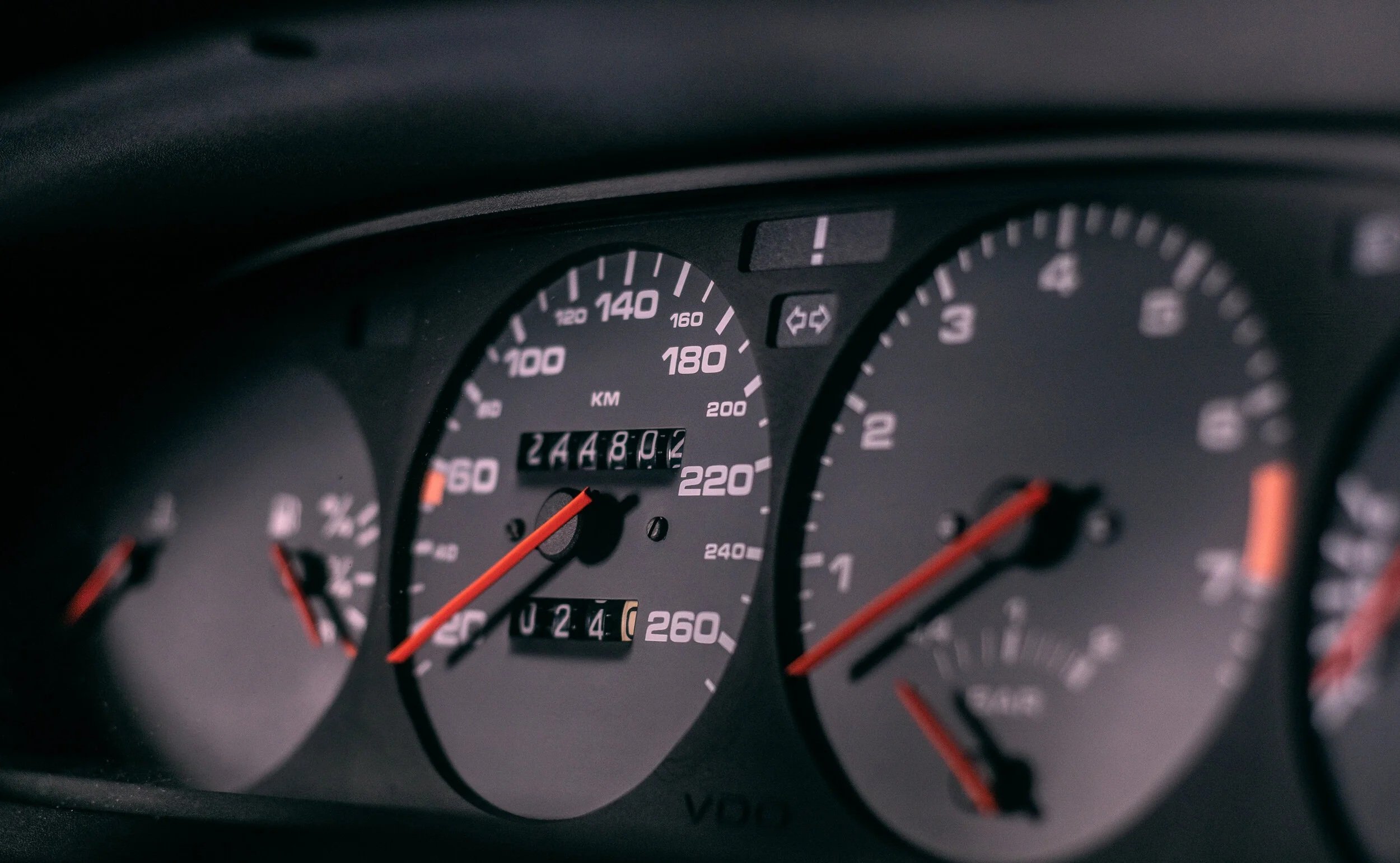 Tachometer und Drehzahlmesser eines Porsche